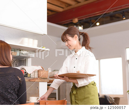 カフェ店員の写真素材