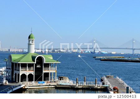 ぷかりさん橋とベイブリッジ 12500413