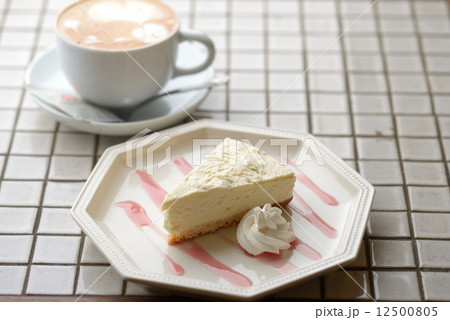 レアチーズケーキとカプチーノ 12500805