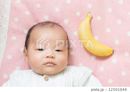 生後2ヶ月の赤ちゃん　バナナ 12501049