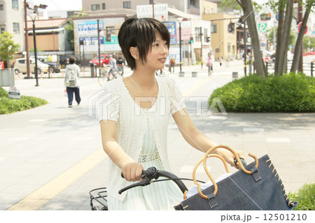 自転車に乗る少女 12501210