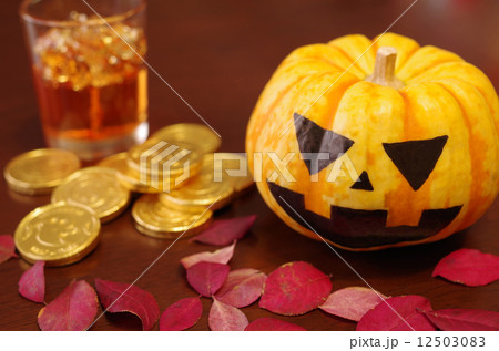 雰囲気のあるハロウィンのかぼちゃ 主体右 雰囲気のあるハロウィンのかぼちゃ 主体右 12503083