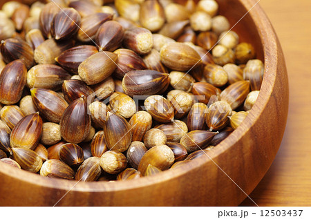 器に入ったたくさんの椎の実 12503437