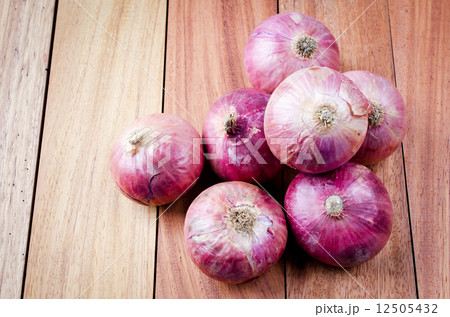 Red onions on the wood background Red onions on the wood background 12505432