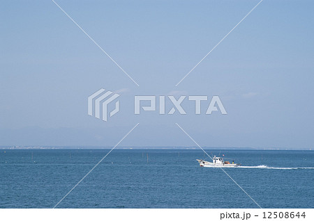 大海原と漁船 12508644