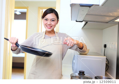 Young Women, Home, Resort, Hotel, apartment, Condo, Lifestyle, indoor, kitchen, chips, apron, enjoy 12509011