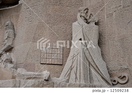 サグラダ・ファミリア　受難のファサード・イエスとユダ 12509238