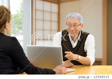 和室でパソコンを見ながら相談しているシニア男性 和室でパソコンを見ながら相談しているシニア男性 12509515