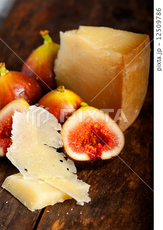 pecorino cheese and fresh figs 12509786