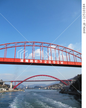 島と本土を繋ぐ音戸大橋 12510384