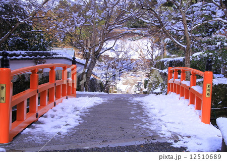 三千院通りの律川に架かる未明橋（京都・大原）の積雪 12510689