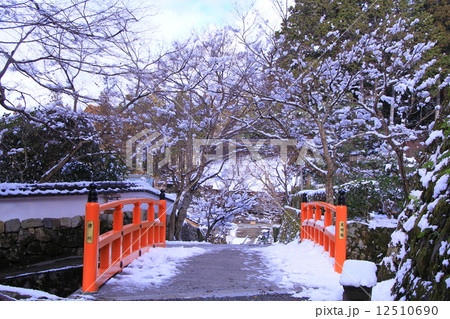 三千院通りの律川に架かる未明橋（京都・大原）の積雪 12510690