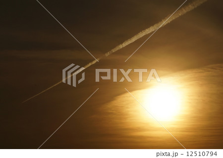 飛行機雲 12510794