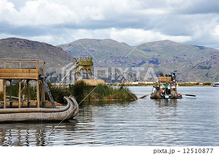 ペルー　プーノ　ウロス島　遊覧船 12510877