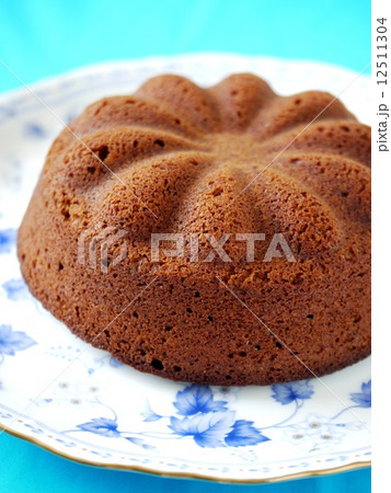 ヘーゼルナッツコーヒーケーキ　背景青（縦位置） 12511304