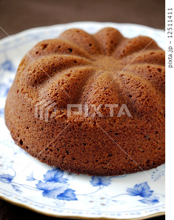 ヘーゼルナッツコーヒーケーキ 花柄プレート 縦位置アップ の写真素材