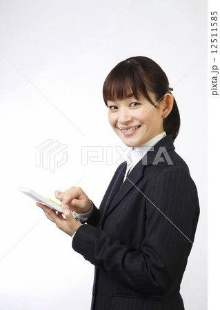 電卓を使う女性 12511585