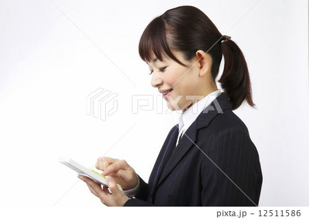 電卓を使う女性 電卓を使う女性 12511586