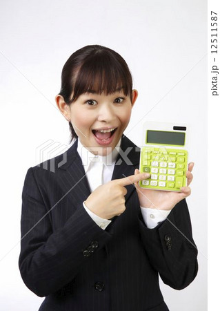 電卓を使う女性 12511587