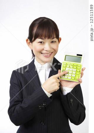 電卓を使う女性 電卓を使う女性 12511589