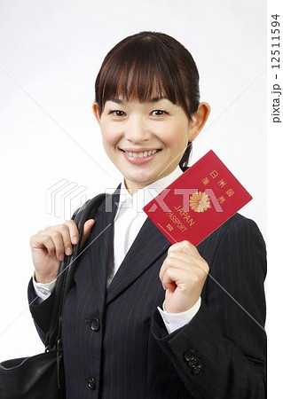 パスポートを持つ女性 12511594