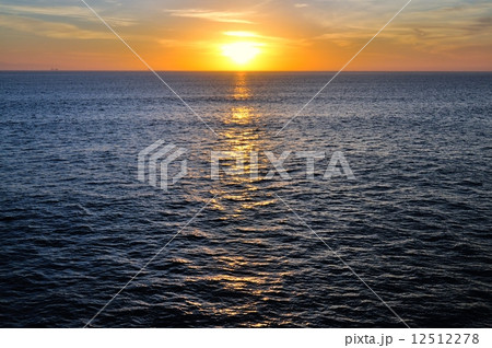アメリカ　ハンティントンビーチの夕日 12512278