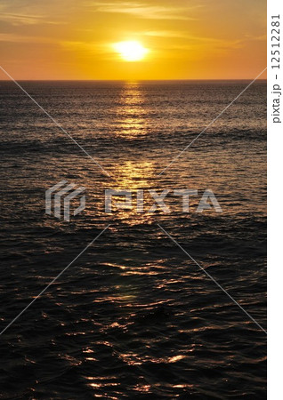 アメリカ　ハンティントンビーチの夕日 12512281