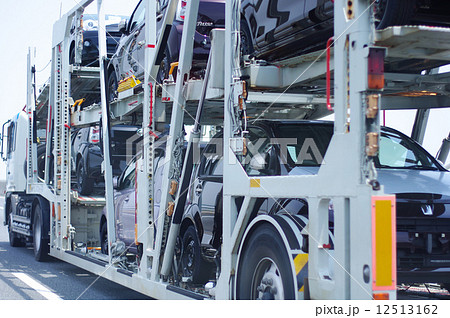 走行するキャリアカー 12513162