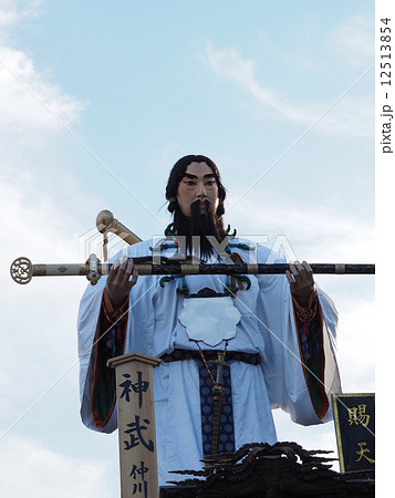 神々しい山車と青空 12513854