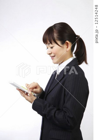 電卓を使う女性 12514248