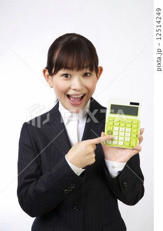 電卓を使う女性 12514249