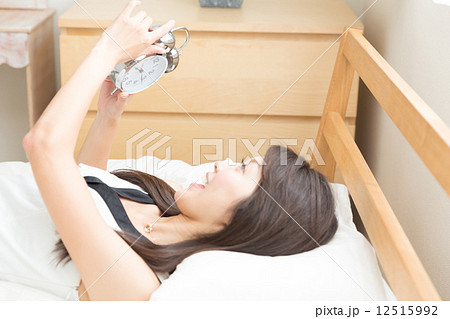 時計を見る女性 時計を見る女性 12515992
