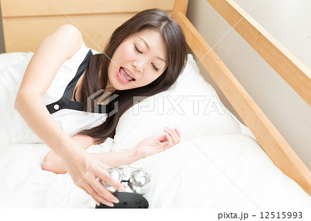時計を見る女性 時計を見る女性 12515993