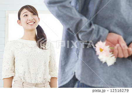 花束をプレゼントするカップル 花束をプレゼントするカップル 12516279