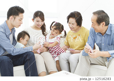 家族 シニア 三世代の写真 家族 シニア 三世代の写真 12516283