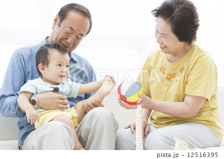 シニア夫婦と孫 シニア夫婦と孫 12516395