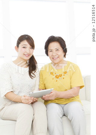 インターネットをする　女性二世代　親子 12516514