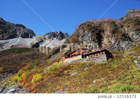 秋の涸沢と山小屋の風景 秋の涸沢と山小屋の風景 12516573