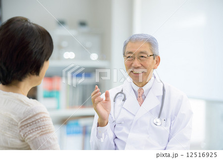 診察室で女性患者を問診している医師 12516925