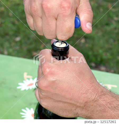 Bottle opening 12517261