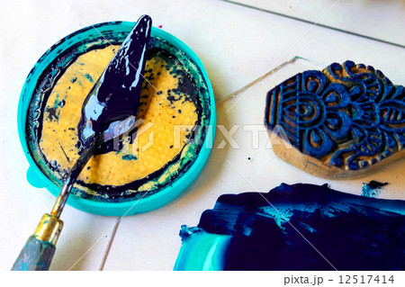 The paint and trowel for printing on cloth 12517414