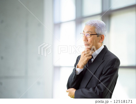 窓際に立つビジネスマン 12518171