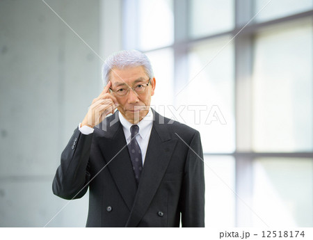 窓際に立つビジネスマン 12518174