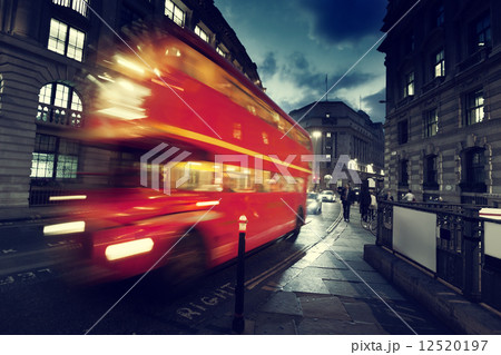 old bus on street of London 12520197