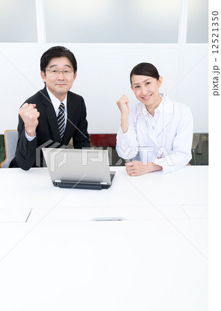 ビジネスマンと医師　ノートパソコン　ガッツポーズ 12521350