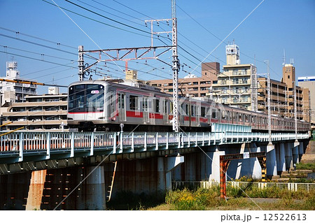東急東横線 大綱橋の鉄橋を走る東急東横線5050系 東急東横線 大綱橋の鉄橋を走る東急東横線5050系 12522613