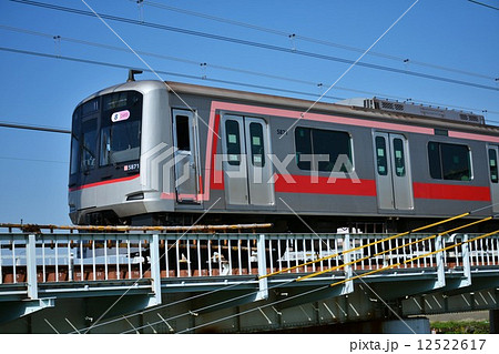 東急東横線　大綱橋の鉄橋を走る東急東横線5050系 12522617