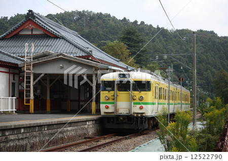 弥彦駅に停車中の弥彦線115系（2両：ワンマン対応車） 12522790