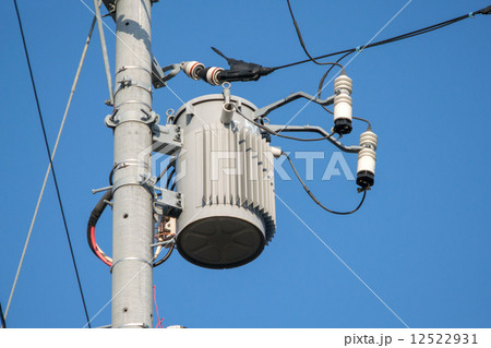 電信柱と変圧器 12522931