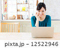 キッチンでパソコンを使う女性 12522946